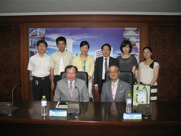 Group photo of the delegation from Hollywood University of Beauty and Fashion with CNU executives.