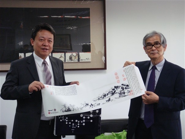 Professor Yoshinori Asakawa from Tokushima Bunri University in Japan with CNU president Professor Lee Suen-Zone.