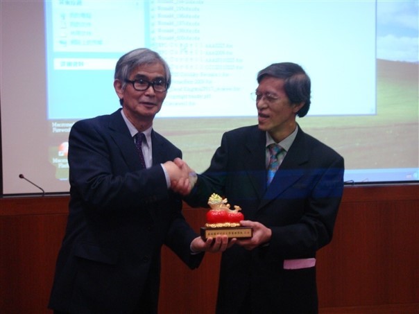 Professor Yoshinori Asakawa from Tokushima Bunri University in Japan with CNU vice-president Professor Chen Ming-Tyan