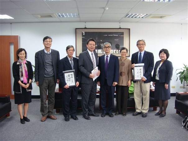 Professor Yoshinori Asakawa from Tokushima Bunri University with CNU personnel