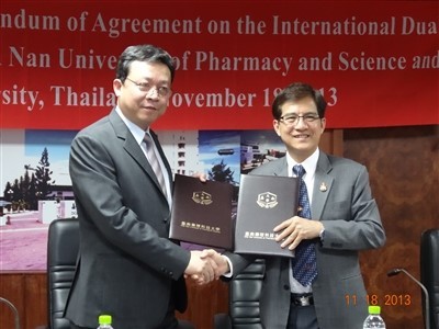 CNU President and Kohn Kaen University president sign the dual degree agreement on behalf of their respective universities