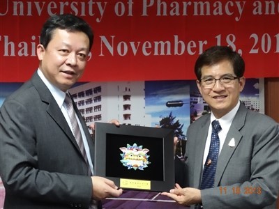 CNU President presents a memento to Kohn Kaen University