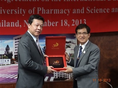 Kohn Kaen University presents a memento to CNU