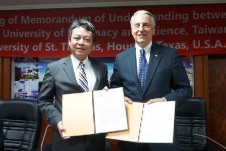 CNU president Dr. Lee Suen-Zone with UST president Dr. Ivany, after the signing of the MOU.