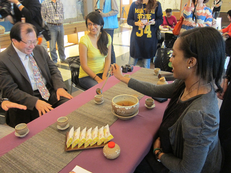 Students from the University of St. Thomas try serving tea to CNU vice president Professor Samuel Wu in the style of the Tang dynasty.