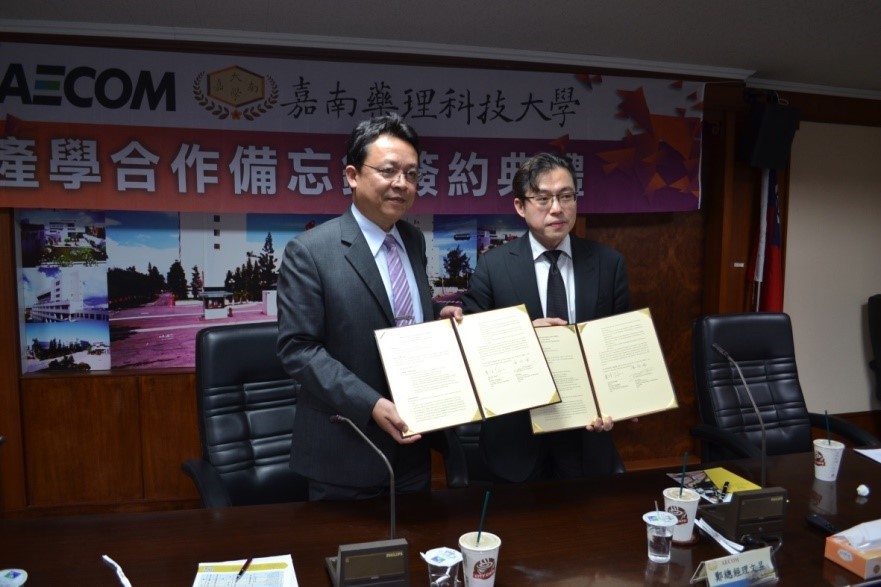 CNU President Professor Lee Sun-Zone and Senior Vice President of AECOM Taiwan Mr. Cheng Wen Yu are pictured after signing the agreement.
