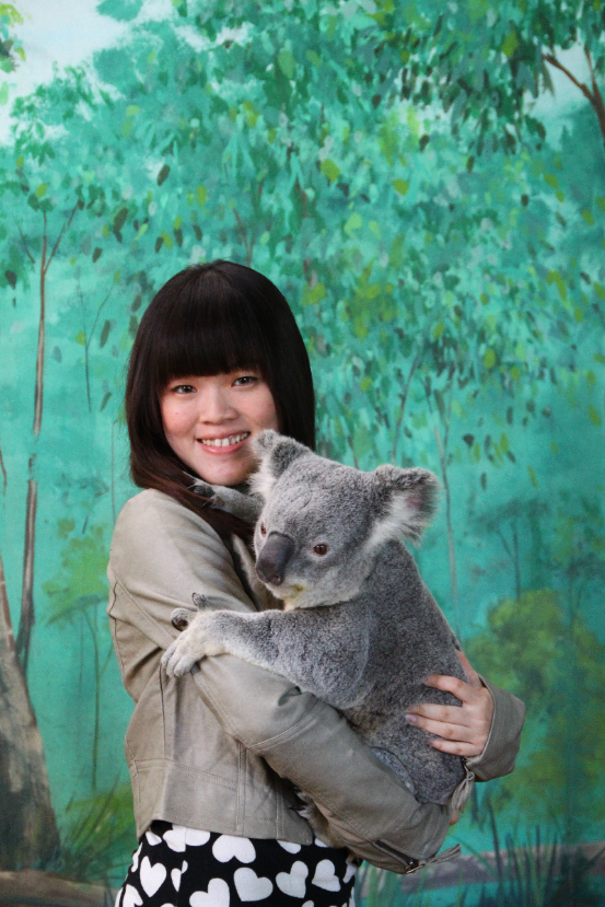 Lily Chan(Pharmacy) took the opportunity to hug a koala. But who would have guessed such a cute little animal would smell so bad?