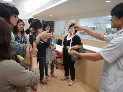 Visiting students from CNU in the training pharmacy at Tohoku Pharmaceutical University. A pharmacy teacher displays a prescription.
