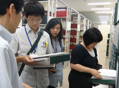 Students from CNU inspect master’s theses in the library of Tohoku Pharmaceutical University.