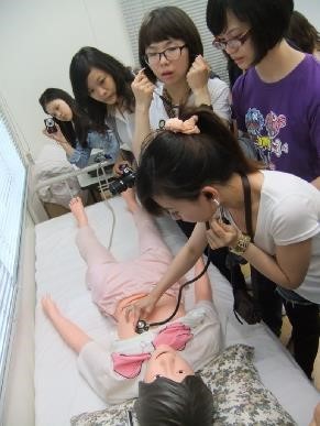 CNU students with a simulation paTyant in the hospital training ward of the internship division of Hoshi University, Japan, 2012.