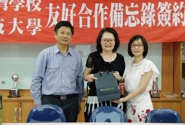 Chair of the CNU Department of Childhood Education and Nursery Professor Liang Shu-juan presents a gift to the JTS representative.
