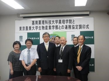 Professor Lee (third from left), dean of the CNU College of Pharmacy and Science, and Professor Lin (second from left), chair of the Department of Cosmetic Science, with Dr. Michinari Yokohama (front second from right), dean of the College of Bioindustry at Tokyo University of Agriculture, Hokkaido Campus, and accompanying scholars.
