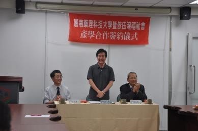 Chairperson Hiroyuki Okamura (center) addresses the meeting