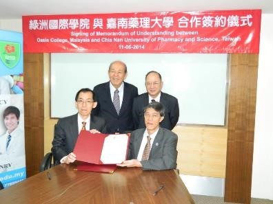 Dr. Wang, Chairman of the Board of CNU (back right), Tan Sri Datuk Ng Teck Fong, founder of the Oasis College (back left), professor Ming-Tyan Chen, CNU vice-president (front right), Yi-Tsen Ng, Dean of Oasis College (front left) after the signing of MOU.