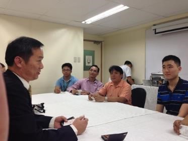 Professor Lu Ming-Jun (left) and scholars from the University of the Philippines discuss details of the implementation of a dual degree agreement