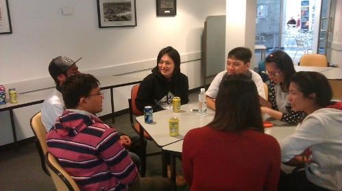 CNU students Karen Wu (Cosmetic Science), Jarvan Liu (Applied Foreign Languages), Janette Huang (Medical Chemistry), and Celine Huang (Leisure Management) exchanging experiences with two Indian students at the English Language Center of Southern Cross University.
