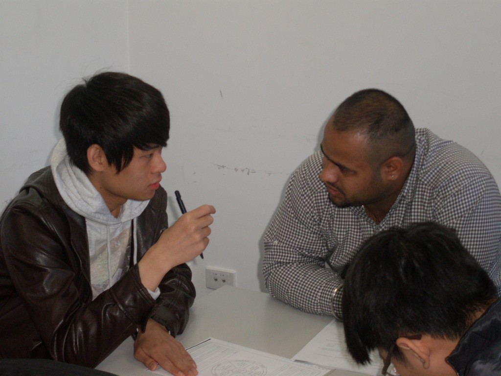 Joey Lee (Department of Pharmacy) deep in conversation with a student from India