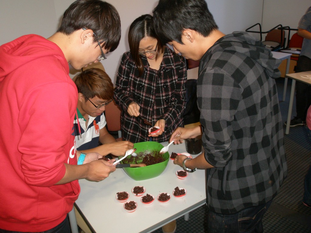 Making chocolate crackles in a practical English class