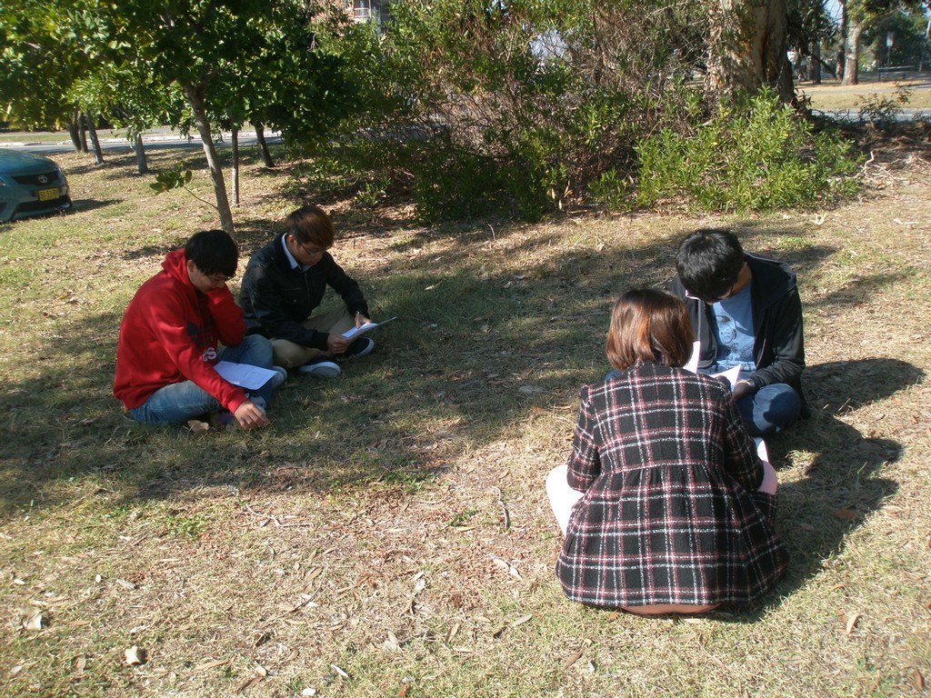 Outdoor English class – CNU students conscientiously preparing for a speaking activity
