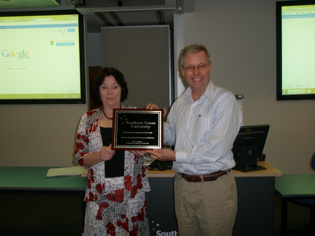 Director of Southern Cross University English Language Center Ms. Suzanne Neeson presents a commemorative plaque to chair of the CNU Language Center, Dr. Damien Trezise