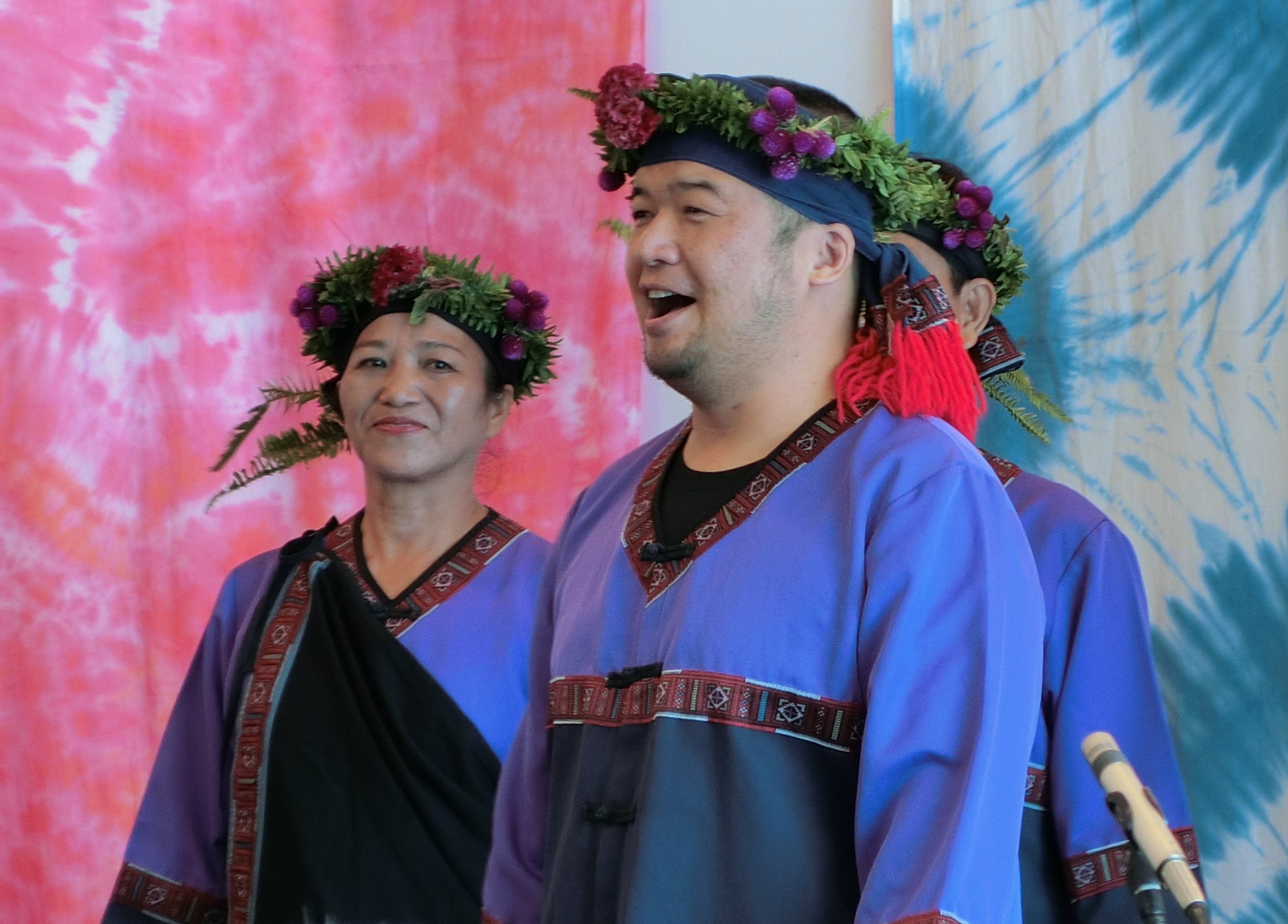 大滿舞團團員穿著大舞攏族傳統服飾演唱「小林之歌」，充滿思念家鄉與親人的一首創作曲，表達出小林村民當時的心境
