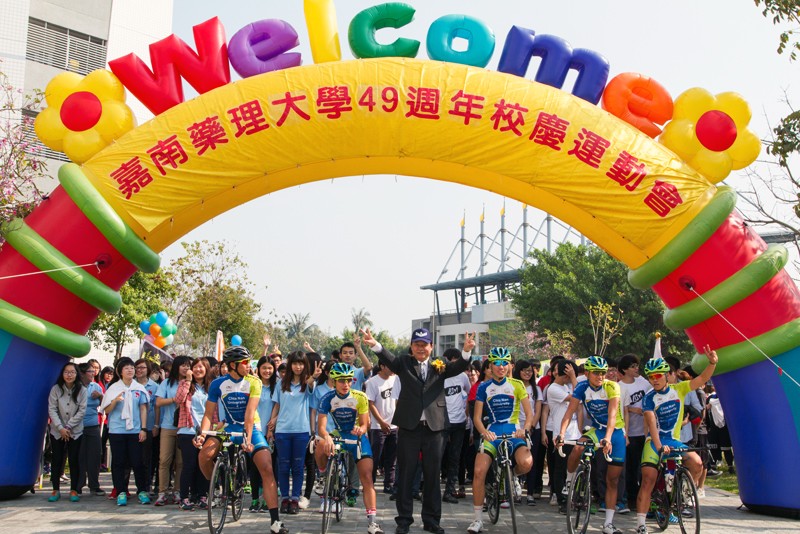 校慶路跑活動由李孫榮校長及自行車隊揭開序幕