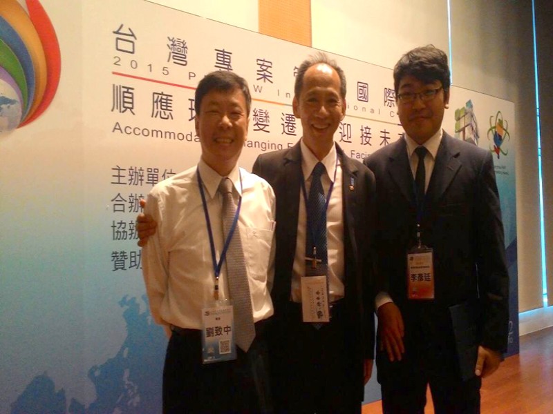劉致中老師(左)、李彥廷同學(右)與PMI理事長傅旭昇博士(中)合照