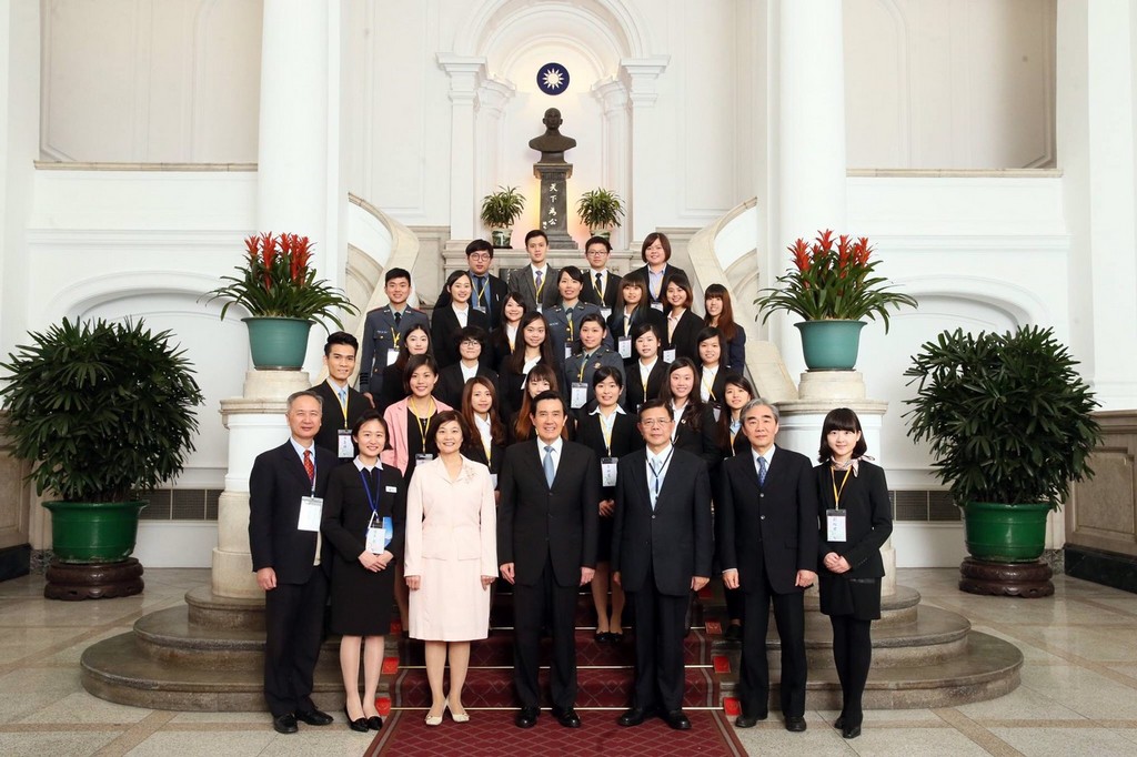 陳瑄霈同學及其他獲選青年獎項同學與馬英九總統合影