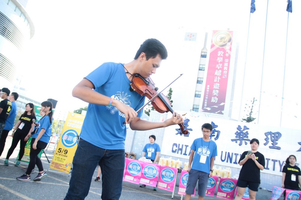 現場請同學拉小提琴吸引師生參與活動