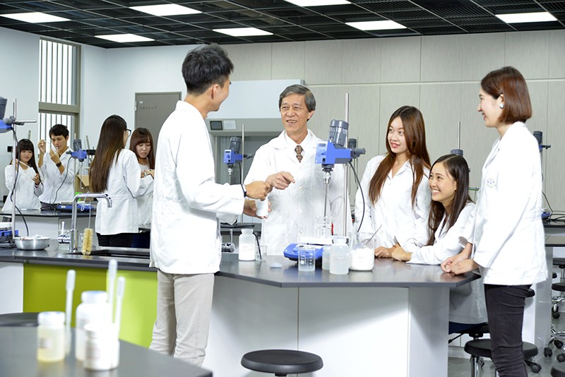 陳銘田校長與學生們在CN棟實驗室實作化學課程