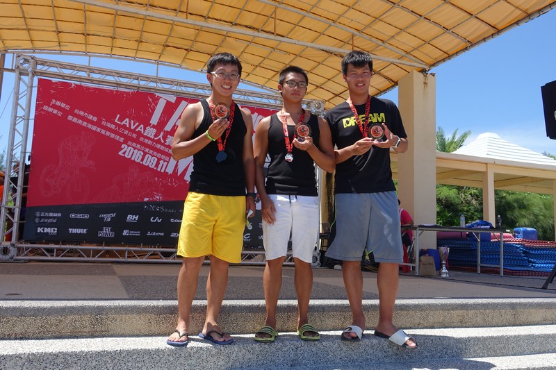 廖羿展、陳昱勝、謝金龍(由右至左)獲得標準鐵人賽男子接力組第五名
