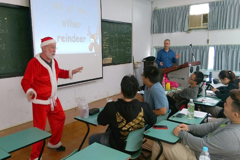 外籍老師Gary任教13年來每年都扮成耶誕老人到課堂送糖果