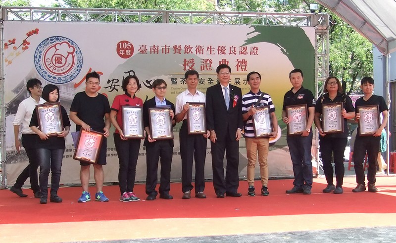 台南市政府衛生局長林聖哲與本校獲獎餐飲業者代表合照