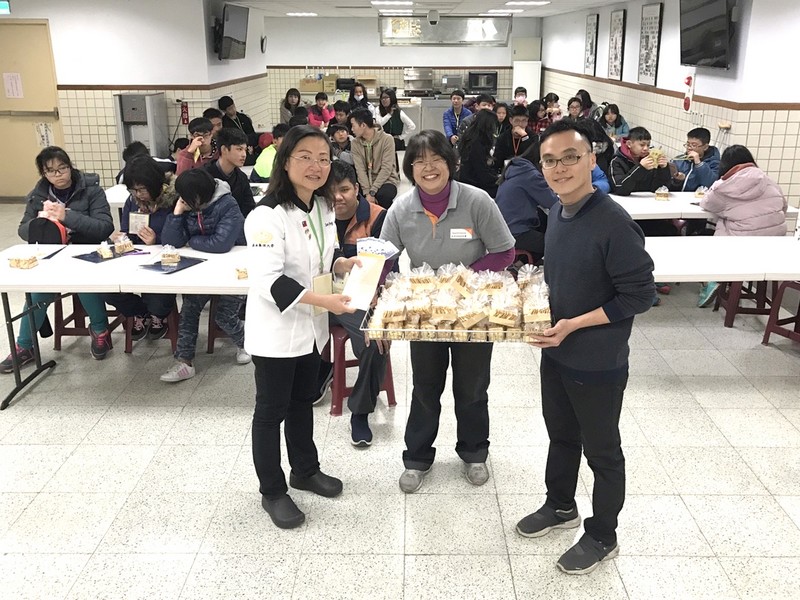 餐旅系孫靖玲老師代表學校捐贈台灣世界展望會活動