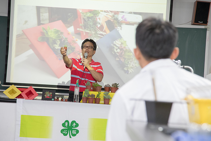  黃毅斌經理位同學介紹多肉植物盆栽擺設與栽種