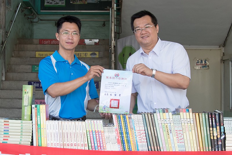 雙春國小校長林佑霖(左)致贈感謝狀給嘉藥圖書資訊館長薛雅明