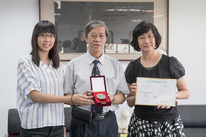 許菁珊老師(右一)指導團隊的「消毒裝置」獲得銀牌獎。