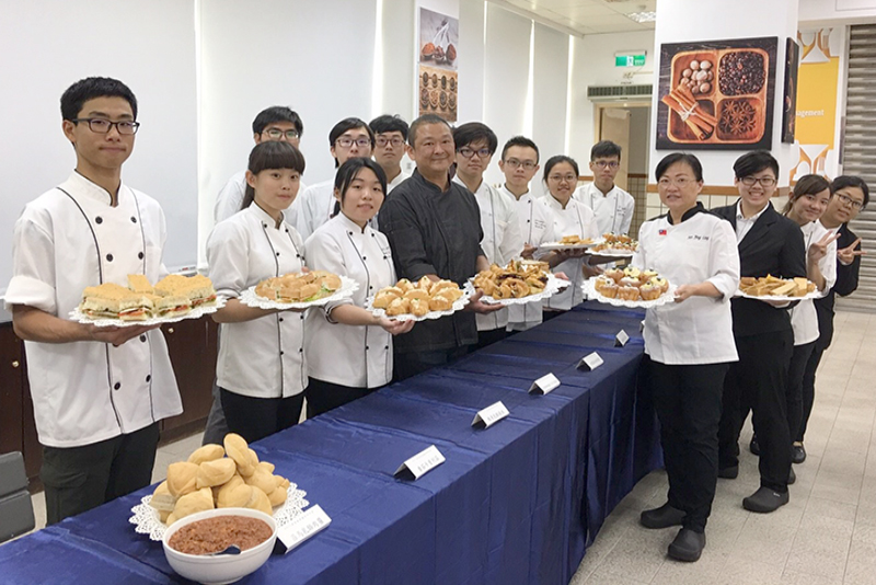 吳昆崙老師、魏紹璞主廚為推廣酸老麵健康飲食新概念，帶領餐旅系學生示範十道以上料理。