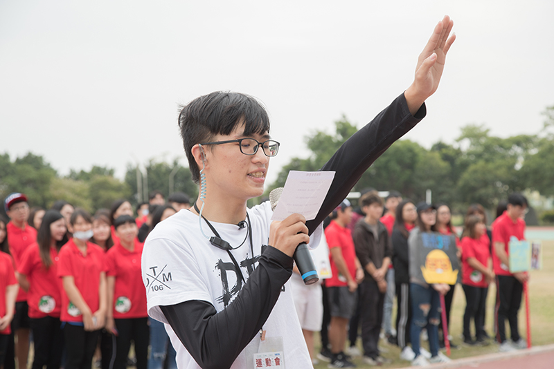 觀光系運動員代表向劉仁民主任宣讀運動員誓詞