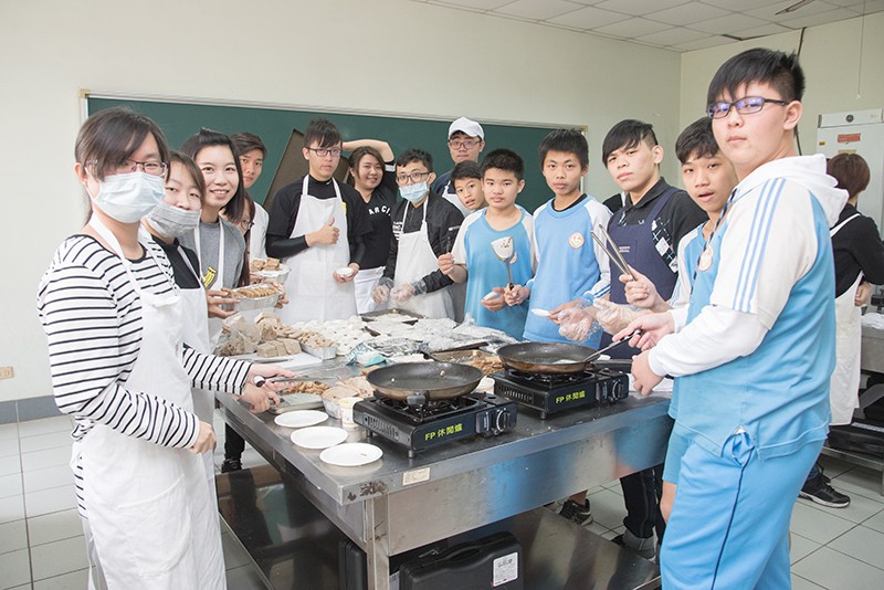 嘉藥保營系學生帶者官田國中學生一同製作健康菱角創意飲食