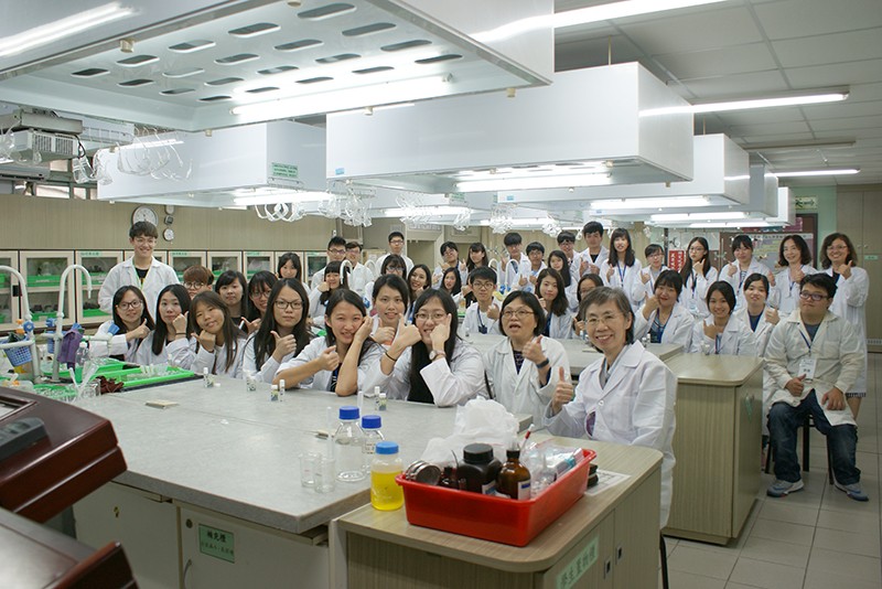 本次參與醫化系化學營的所有師生在實驗室與成品合影