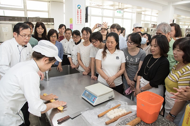 吳昆崙老師現場為參與教師成長營的老師們示範創意麵食的製作方式