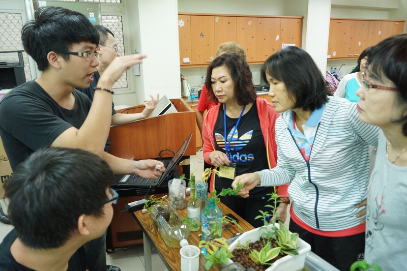 嘉藥老服系同學教導樂齡大學長輩如何製作魚菜共生系統