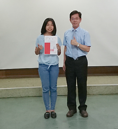 資管系劉忠峰主任(右)頒贈獎狀給獲獎同學