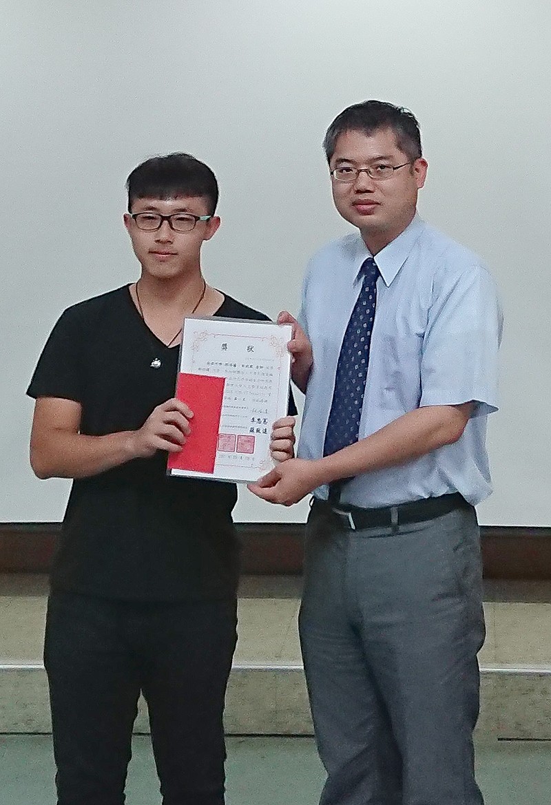 人資學院蘇致遠院長(右)恭喜獲獎的同學