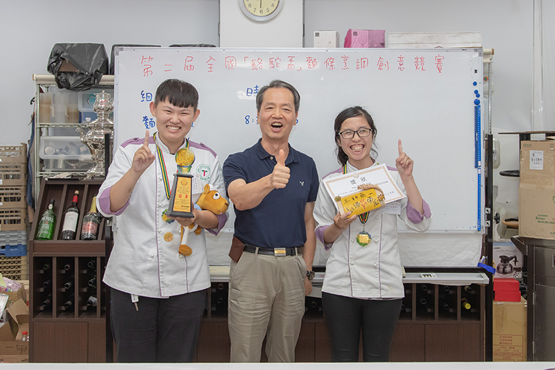 樹德科大餐旅烘培管理系黃怡菱、吳蘊璇同學獲得麵條組冠軍