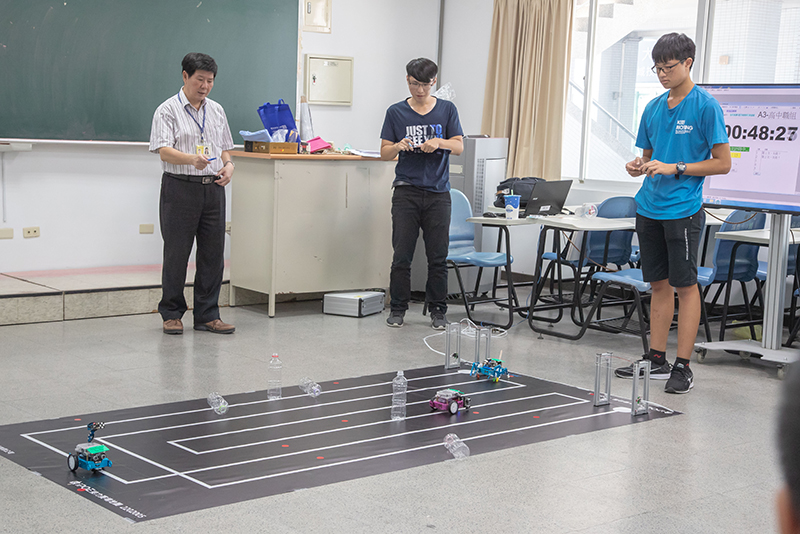 機器人排、避障礙接力賽考驗參賽者程式技術能力