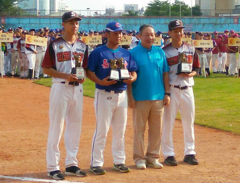 嘉藥棒球隊杜胤慧同學(左二)榮獲全壘打獎及打擊獎
