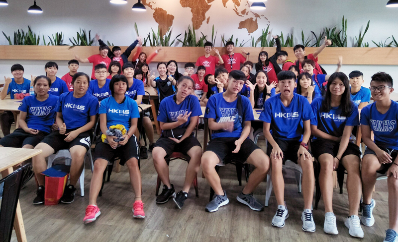 本校女籃隊與小港高中參觀國際高中合影留念