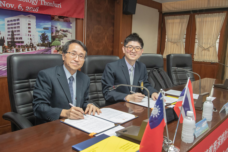 嘉藥校長陳鴻助(左)與泰國蒙庫國王科技大學科學學院長簽署合作協議書